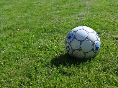 Pallone da Calcio con ombra su erbetta