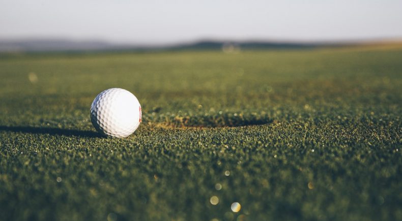 Pallina Bianca vicino la buca in Campo da Golf