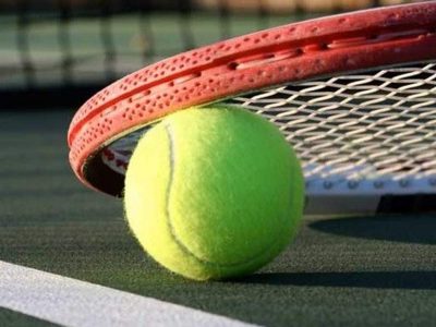 pallina da tennis gialla sotto racchetta arancione