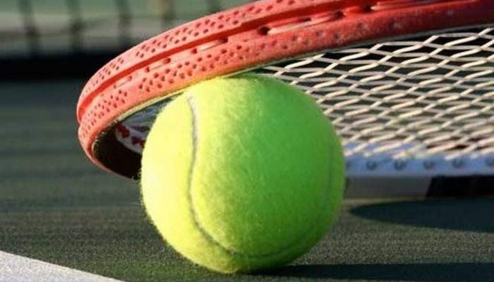 pallina da tennis gialla sotto racchetta arancione