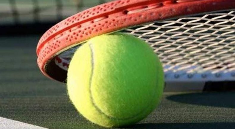 pallina da tennis gialla sotto racchetta arancione