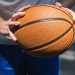 giocatore con balla da basket tra le mani