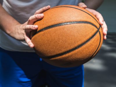 giocatore con balla da basket tra le mani