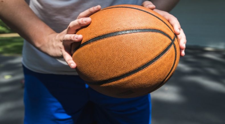 giocatore con balla da basket tra le mani