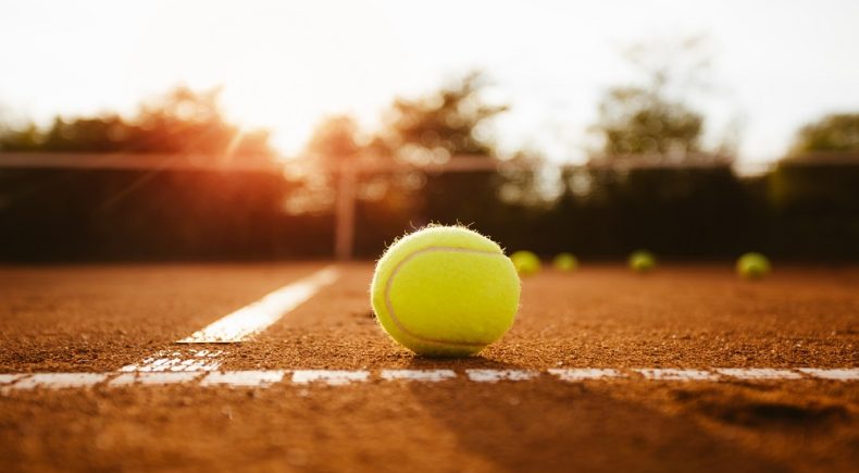 Pallina Gialla su Campo d Tennis