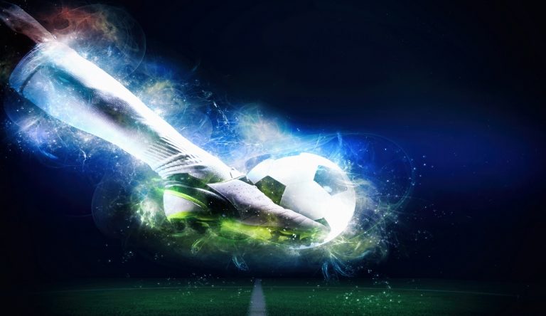 Tiro di collo pieno ad un pallone da calcio