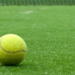 palla da tennis su campetto