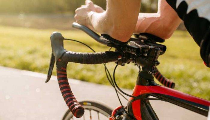 ciclista su bici rossa e nera
