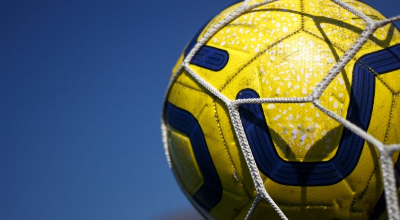 pallone da calcio con dettagli blu in rete