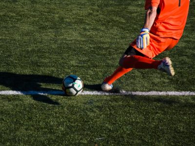 Portiere che batte una rimessa dal fondo