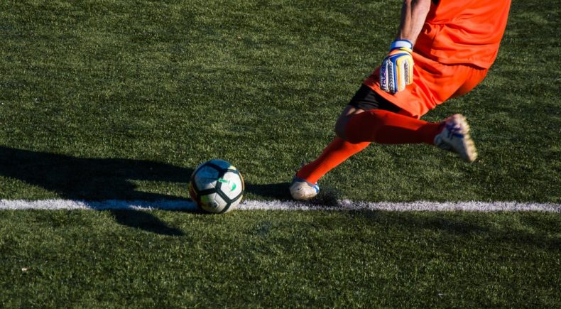 Portiere che batte una rimessa dal fondo