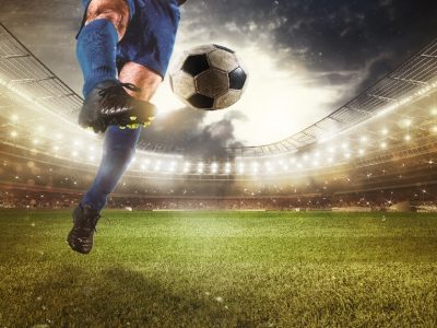 Tiro al volo a pallone da Calcio in Stadio luminoso