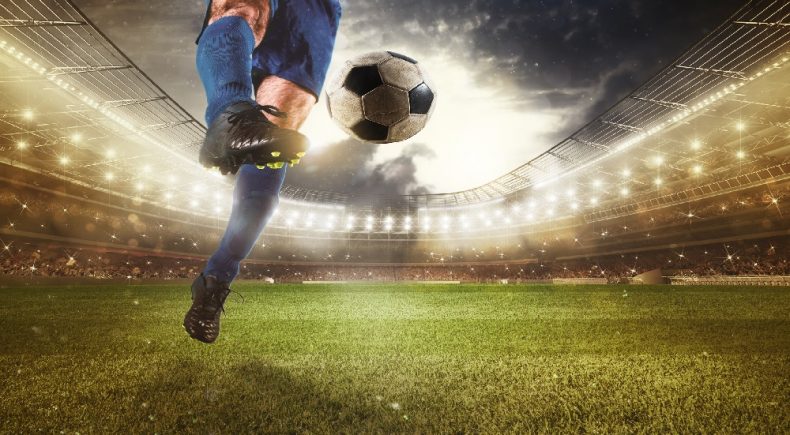 Tiro al volo a pallone da Calcio in Stadio luminoso