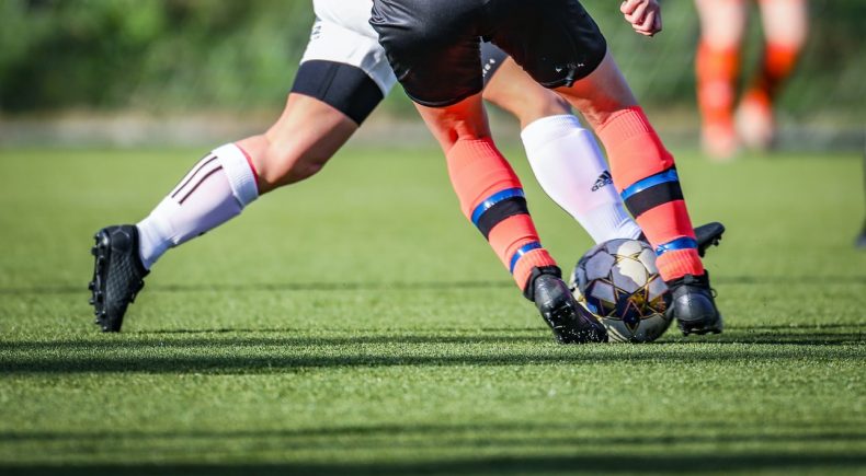 dribbling con pallone da calcio