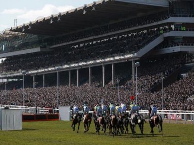 Ippodromo di Cheltenham con cavalli al galoppo