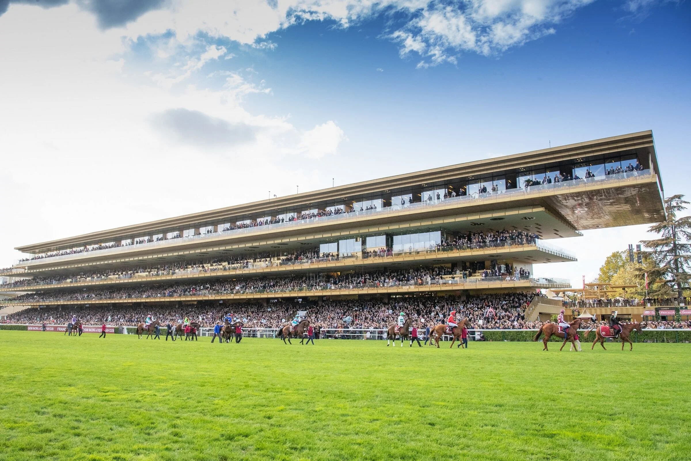 Longchamp (FRA), 14/07: top meeting con 8 corse in programma.